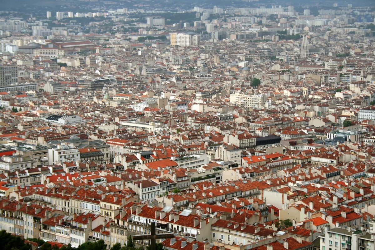 La Rue Paradis à Marseille : Un Miroir des Classes Sociales et de la Population